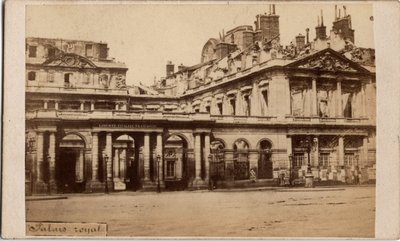 Kommune i Paris (1871): utsikt over Palais-Royal etter brannen i mai 1871. Anonym fotografering. Trykk på papp Dim. 10x6,9 cm av Unbekannt