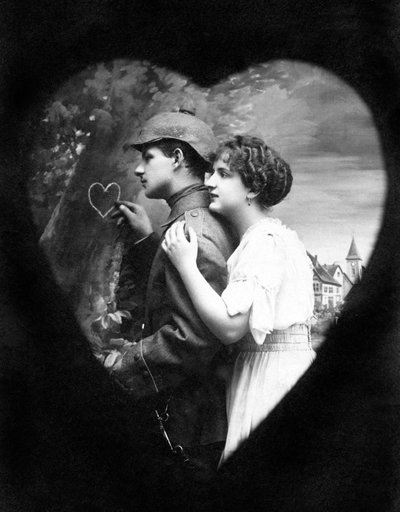 Forelsket par: mannen griper et hjerte om en abre-stamme før han forlater sin elskede for å dra i krig (første verdenskrig 1914–1918). Fotografi rundt 1915. av Unbekannter Künstler