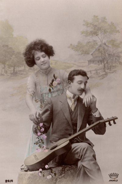 Par med blomster og spansk gitar, Frankrike, ca. 1910 (postkort) av Unbekannter Künstler