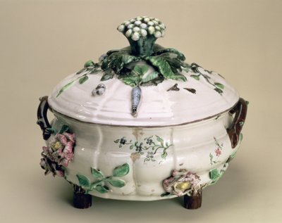 Dekket terrin, dekorert med påført ornament av blomster og grønnsaker, av Johan Ludwig Eberhard Ehrenreich (1722-1803), Marieberg, sent på 1700-tallet (lertøy) av Unbekannt