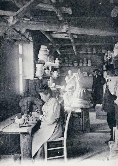 Håndverkere i arbeid som lager Vallauris keramikk, ca. 1900, postkort, Frankrike, 1900-tallet av William M. Timlin