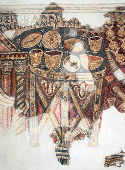 Detalj fra et mosaikkgulv som viser offerbordet med kopper, skåler og brød fra den samaritanske synagogen ved El-Khirbe, Vestbredden, 4. århundre e.Kr. (mosaikk) av Unbekannt