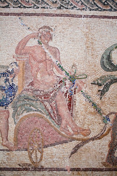 Detalj av The Triumph of Dionysos - Gudens retur fra en militærekspedisjon til India - Dionysos sittende på en vogn trukket av to pantere - Paphos mosaikker, House of Dionysos, slutten av det 2. århundre e.Kr. - Slutten av det 2. århundre e.Kr. -Kypros - T av William M. Timlin
