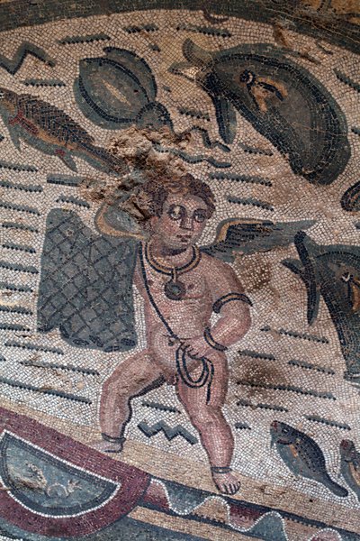 Detalj av fiske Putti-mosaikken. Garnfiske. 3. - 4. århundre. Roman Villa of the Casale, Sicilia. UNESCO nettsted. av William M. Timlin