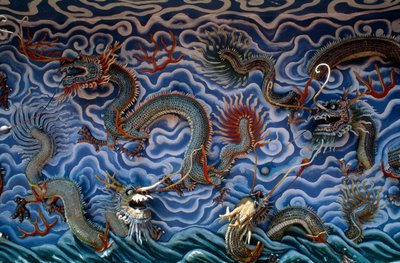 Dragons, Haw Par Villa (Tiger Balm Garden), en temapark basert på kinesisk mytologi og legender, Singapore, Republikken Singapore av Benjamin Baud