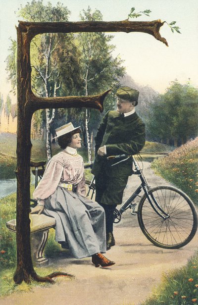 F: En mann utkledd som en syklist og lener seg på sykkelen diskuterer med en kvinne som sitter på en benk. Landsdekor - Alfabettegn Ref Th. E., L. Theochrom - Serie 994. Theodor Eisman, forlegger, Leipzig av Unbekannt