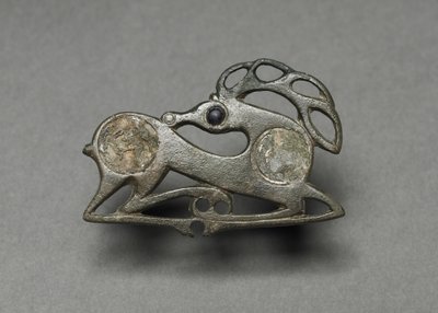 Fibula i form av en liggende hjort, ca. 400 av Unbekannt