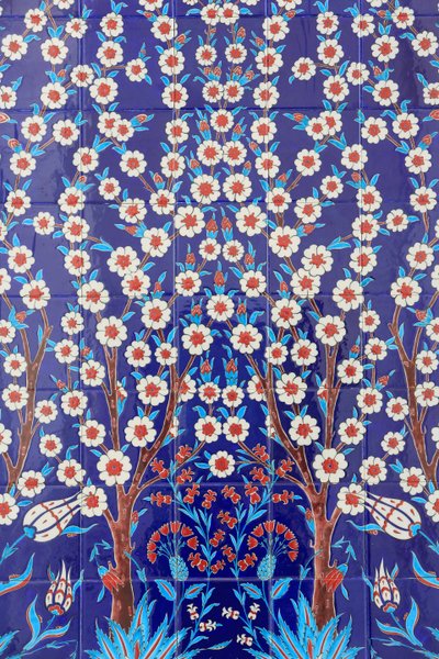 Blomster. En av de 80 Iznikpanelene - høyt dekorerte keramiske fliser som var populære på 1500-tallet - som er tydelig i Istanbuls keiserlige og religiøse bygninger. Sheikh Zayed-moskeen. 1995. Emiratet Abu Dhabi av Unbekannt