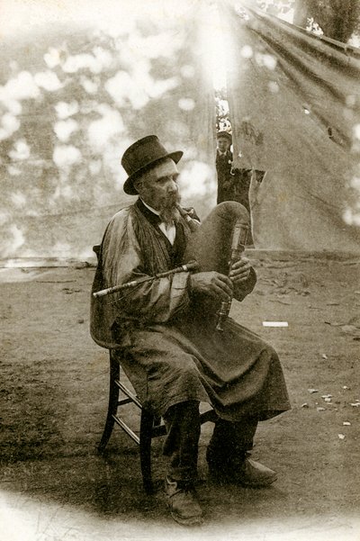 Folklore of Auvergne: musiker som spiller Chabrette, tidlig på det tjuende århundre (s/hv foto) av David Mosé