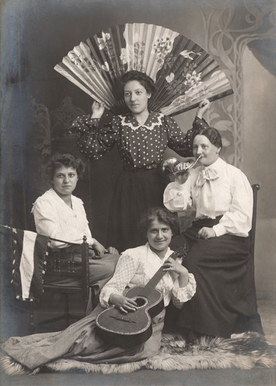 Fire damer med horn, gitar og vifte, Frankrike, ca. 1920 (s/hvitt-bilde) av Unbekannter Künstler