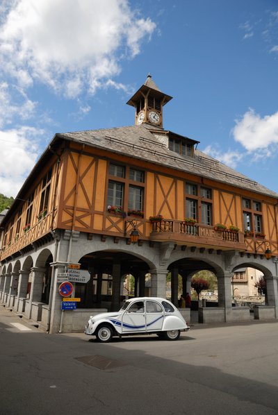 Frankrike, Arreau, Citroen 2CV på vei ved siden av middelaldersk dekket marked (bilde) av Unbekannter Künstler