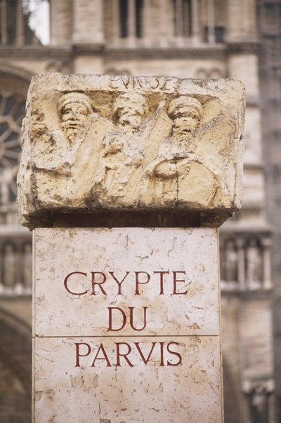 Frankrike, Paris, Crypte du Parvis-inskripsjon ved arkeologisk krypt, på Ile de la Cite, stein med inskripsjon og utskjæringer. av Unbekannt