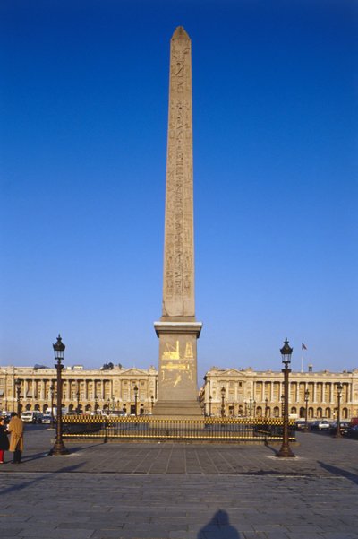 Frankrike, Paris, Obelisk av Luxor ved Place de la Concorde, egyptisk obelisk som ruver over bygningen dekket av forgylte hieroglyfiske graveringer. av Unbekannt