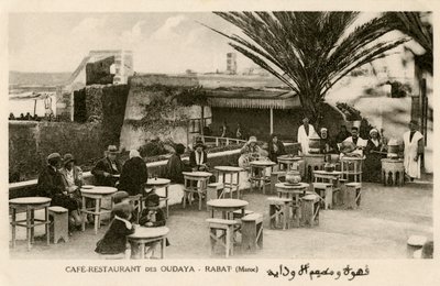Franskmenn og marokkanere på Oudaya Café, Rabat av Unbekannter Künstler