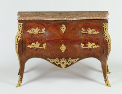 Fransk serpentinkommode med fester av forgylt bronse og marmortopp, ca. 1740 av Unbekannt