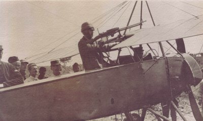 Französische Soldaten um das Maschinengewehr eines Flugzeugs - 1915 von Unbekannt