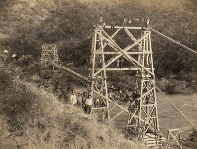 Fresno, California: 1890 Dette fotografiet av C.C. Curtis viser Smith og Moore-broen over Kings River, som er en del av flume bygget av Hiram T. Smith og Austin D.Moore, for å transportere trelast til Sierras for selskapet deres, Kings River Lumber av Unbekannt