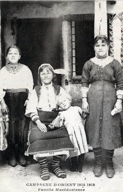 Hellas, Makedoine: portrett av en makedonsk familie - Postkort 1914-1918 av William M. Timlin