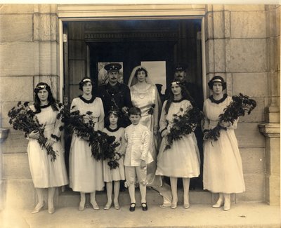 Gruppebryllupsfotografi av Lady Maud Cavendish og Captain Macintosh av William M. Timlin