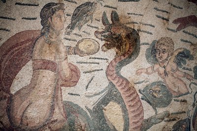 Hall of Arion. Marine scene. Marine skapninger. Nereides og tritoner. 3. - 4. århundre. Roman Villa of the Casale, Sicilia. UNESCO nettsted. av William M. Timlin