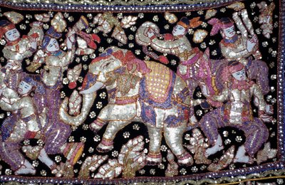 Håndlaget brodert stoff som viser riddere, damer og elefanter, Ratchaburi, Thailand av William M. Timlin
