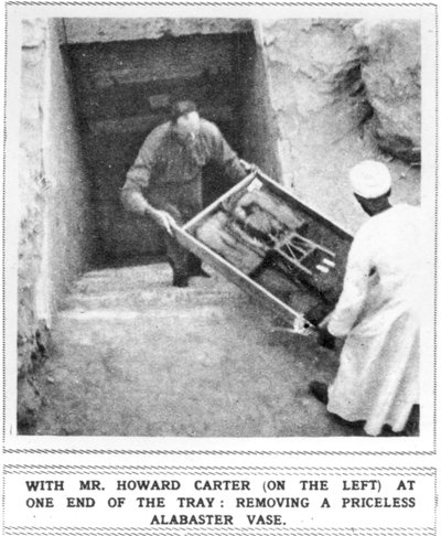 Howard Carter (1874–1939) Fjerner skatter fra Tutankhamons grav av Unbekannt
