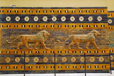 Ishtar-porten som opprinnelig tilhørte Temple of Bel, bygget i Babylon (Irak) av kong Nebuchadnezzar II - Ishtar Gate Processional Way Pergamon-museet, museumsøya, Berlin, Tyskland av Unbekannter Künstler