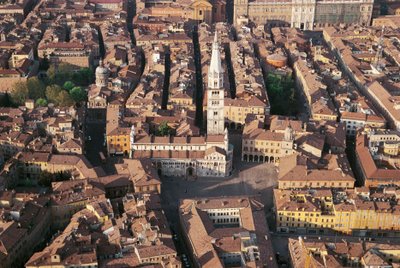 Italia, Emilia Romagna, Modena, luftfoto av byen med katedralen av Benjamin Baud