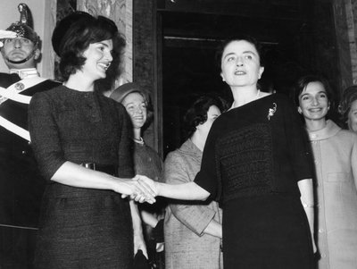 Jacqueline Kennedy med Carla Gronchi. Roma. 1962. av Unbekannt