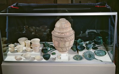 "Jar with the Hoard", ca. 2500-2400 f.Kr. (terrakotta, alabaster, kobber fra Oman og stein) av Unbekannt