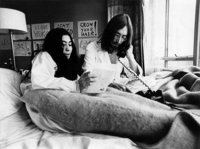John Lennon og Yoko Ono på Hilton Hotel i Amsterdam, 25. mars 1969 (s/hvitt-bilde) av Unbekannt