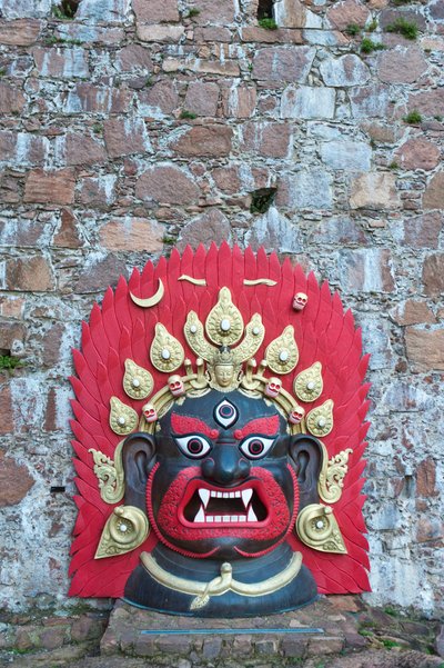 Stor lyst malt tibetansk maske av bronse; Demon; Messner Mountain Museum Firmian fra Reinhold Messner; Schloss Sigmundskron slott; nær Bolzano; Alto Adige; Trentino-Alto Adige; Italia; Europa av Unbekannt