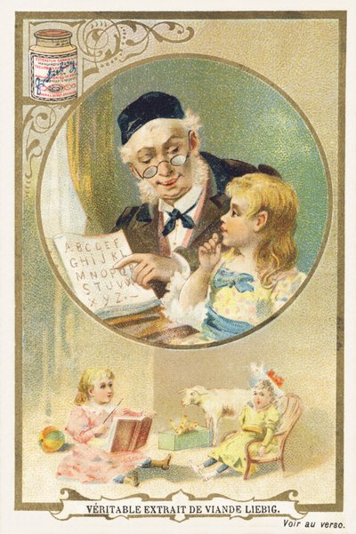 Leser med bestefar. Reklamekromolitografi som representerer en eldre person i en sirkulær ramme, en liten ved hans side. Nederst på bildet, en sittende liten jente omgitt av leker. Redigert av Compagnie Liebig, Paris, sent på 1800-tallet. Dimensjon av Unbekannt