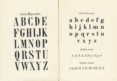 Store og små bokstaver, arabiske og romerske tall - Gravering hentet fra ABCD av små jenter. Pellerin & Cie, trykkeri-utgiver, Epinal, rundt 1890. Serie A. Mål: 19 x 13,5 cm. av Unbekannt