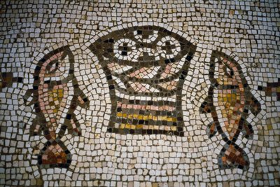 Brød og fisk, mosaikk i multiplikasjonskirken, 4. århundre, Tabgha, Israel av William M. Timlin