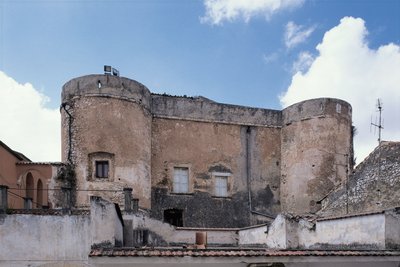 Lav vinkel utsikt over et slott, San Nicandro Garganico, Gargano nasjonalpark, Puglia, Italia av Benjamin Baud