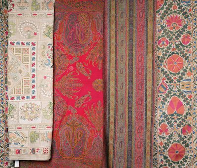 LtoR: Mihrab Susani, Usbekistan, sent på 1800-tallet (silke); Sjal, Kashmir, laget av Momtaz av Unbekannt