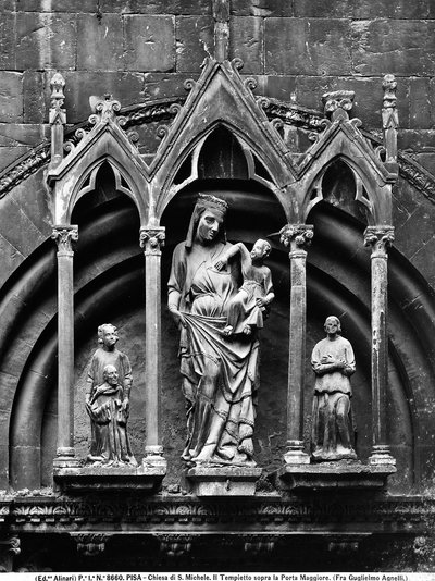 Madonna med barn og to hellige. Maleri av Friar Guglielmo Agnelli som ligger i det lille tempelet over hovedportalen, kirken San Michele i Borgo, Pisa. av Unbekannt