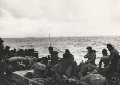 Marinesoldater på 41 (RM) Commando ombord på LCT (Landing Craft Tank) 532, nærmer seg Westkapelle under landingene ved Walcheren, Nederland av Unbekannt