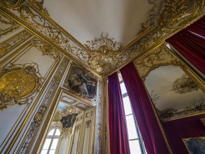 Minerve lærer har en ung jente kunsten å teppe. Maleri av Charles Tremolieres (1703-1739) av Unbekannt