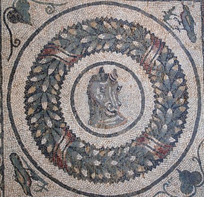 Mosaikk av peristyle. Detalj som representerer et hestehode. 3. - 4. århundre. Roman Villa of the Casale, Sicilia. UNESCO nettsted. av William M. Timlin