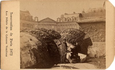 Kommune i Paris (1871): to kommunarder som poserer nær ruskene fra den falne søylen på Place Vendome i Paris. Anonym fotografering. Dim. 10,5x6,4 cm av Unbekannt