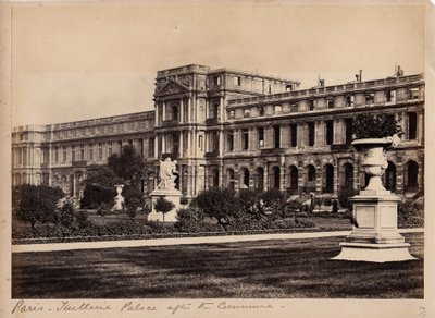 Paris kommune (1871): utsikt over Palais des Tuileries i Paris rundt mai 1871. Anonym fotografering. Trykk på papp, Dim. 29x20 cm av Unbekannt