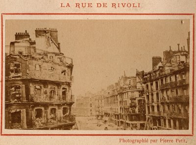 Paris kommune (1871): utsikt over brannbygningene på Rue de Rivoli i Paris i mai 1871. Fotografi av Pierre Pepetit. Trykk på papp, Dim. 9x5,4 cm av Unbekannt