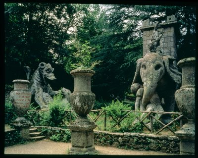 En av Hannibals elefanter og en drage som kjemper med en løve, skulpturer fra Parco dei Mostri (monsterparken) hager anlagt mellom 1550-63 av hertugen av Orsini, etter design av Giacomo Barozzi da Vignola (1507-73) (stein) (bilde) (for detaljer se 6 av Unbekannt