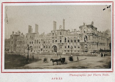 Paris Commune (1871): utsikt over Hotel de Ville i Paris etter brannen i mai 1871. Fotografi av Pierre Pepetit. Trykk på papp, Dim. 9x5,4 cm av Unbekannt