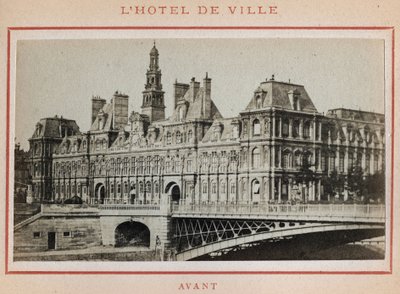 Paris Commune (1871): utsikt over Hotel de Ville i Paris før brannen i mai 1871. Fotografi av Pierre Pepetit. Trykk på papp, Dim. 9x5,4 cm av Unbekannt