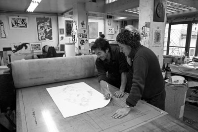 Pascal Gauvard, medgründer av Pasnic graveringsverksted, Annie-Paule Thorel, fransk maler. Oppdaget fra gravering etter trykking. Pasnic graveringsverksted i Paris i 2009. av Unbekannt