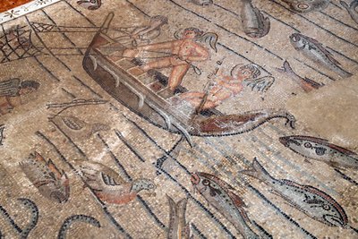 Den patriarkalske basilikaen i Aquileia. Mosaikkgulv med kristen symbolikk, 4. århundre. Italia. av David Mosé