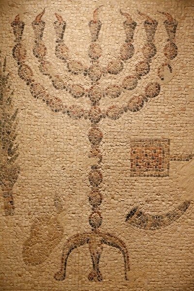 Del av en synagoges mosaikkgulv (replika) - original: Beth Alpha Synagogue, Israel - 600-tallet e.Kr. - Menorah - Det jødiske museet New York, New York, USA av Unbekannt